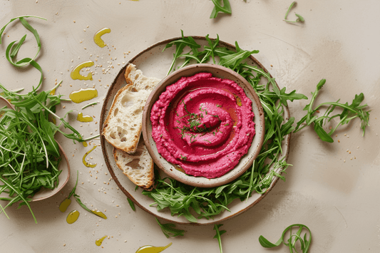 Rote-Bete-Hummus mit Vollkornbrot & Rucola