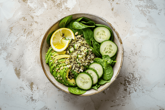 Energie-Salat mit Avocado, Paprika & Nüssen
