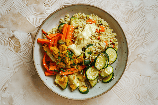 Hirse-Gemüse-Pfanne mit Kurkuma & Tahin-Dressing