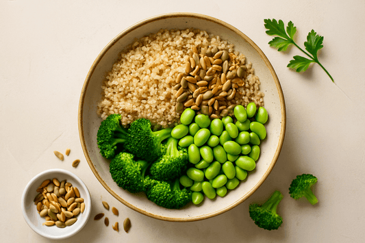 Quinoa-Bowl mit Edamame, Brokkoli & gerösteten Kernen