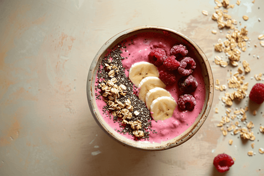 Rote-Smoothie-Bowl mit Beeren, Chiasamen & Kakao